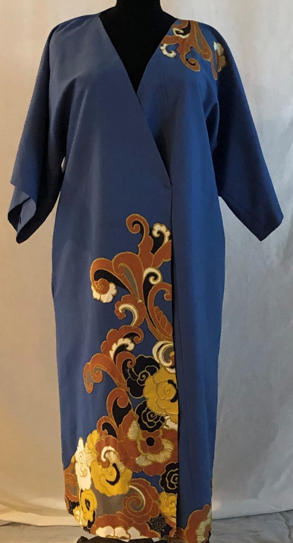 Blue dressing gown with apliques